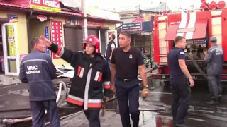 Полтава: рятувальники ліквідовують пожежу торгових павільйонів на території центрального ринку