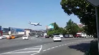 Самолет низко летит над Адлером, Сочи. A plane flying over Adler, Sochi