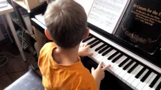 Ребёнок продолжает сочинять музыку)