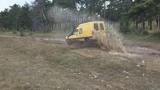 Renault Express a l'attaque dans la boue !