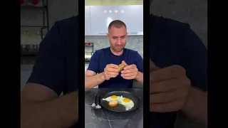 Лайфхак как правильно есть яичницу
