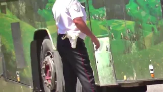Полицейский "берет взятку" на Новопавловском посту