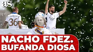 NACHO FERNÁNDEZ le pone la BUFANDA y la BANDERA del REAL MADRID a la DIOSA CIBELES