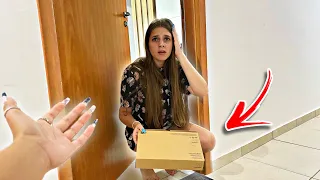 RECEBEMOS UMA CAIXA MISTERIOSA NA PORTA DO NOSSO APARTAMENTO!!