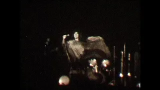 Алла Пугачева на концерте в Новосибирске в 1979 г, редкая хроника - поёт Все могут короли