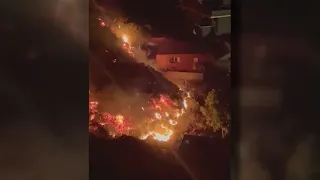 Los bomberos han tratado de canalizar la lava con diques