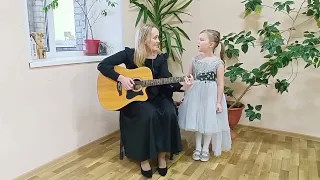 Песня «Мама»  Исполняют Олеся и Серафима Рублевы. Музыка: К.Брейтбург, текст: В.Селиванова.