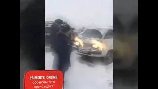 Массовое ДТП на заснеженной трассе в Приморье попало на видео