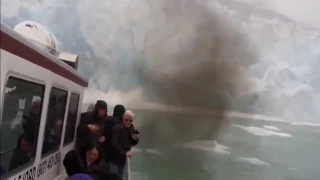 Туристы на катере попали под айсберг.