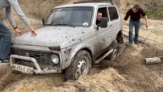 Нива в песке. off-road. Нужна блокировка.