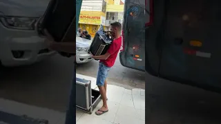 JOÃO GOMES SE EMOCIONA COM SEU NOVO ÔNIBUS