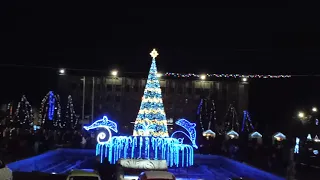 В Славянске зажгли Новогоднюю Ёлку 19.12.2021 — Открытие елки на День Святого Николая видео