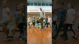 УЧИМ САМОЕ ЛЁГКОЕ БАЗОВОЕ ДВИЖЕНИЕ НОГАМИ! #танцы #шаффл #shuffledance #dance #обучение