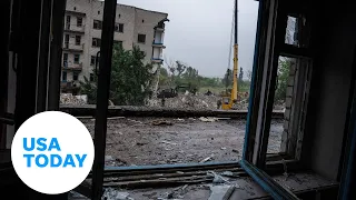 Russian attack hits Ukrainian apartment building | USA TODAY