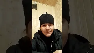 Один умирает как герой на войне, а другой от передозировки.