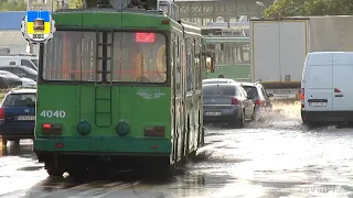 Киевский троллейбус- Потоп после сильного ливня возле рынка "Троещина", много воды 19.07.2021