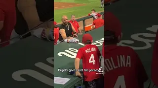 #AlbertPujols gave a kid his jersey at #Wrigley Field. #cardinals #cubs #short