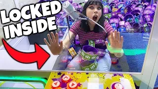 GIRL LOCKED INSIDE A CLAW MACHINE!