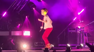 Josh’s son dancing during QOTSA concert (Albi 05.07)
