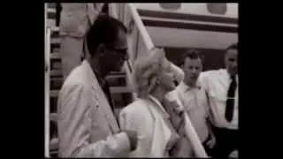 Marilyn Monroe - Arrives in England 1956 FOOTAGE .