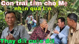 Con trai tắm cho Mẹ mỗi ngày nhận quà lớn thay đổi cuộc đời