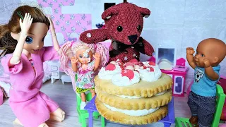 HE'S ALIVE! HOW THE BEAR CONGRATULATED KATYA ON HER BIRTHDAY)) Funny family funny Barbie dolls