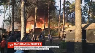 На Львівщині спалахнули кілька закинутих господарських будівель