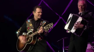 Chris Isaak"Pretty Girls Don't Cry" LIVE Paso Robles, CA