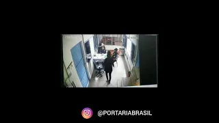 Vigilante sendo Rendido Roubo de Arma