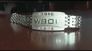 Константин Пучков демонстрирует выигранный браслет WSOP (2010)