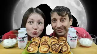 МУКБАНГ СЫРНИКИ СО СМЕТАНОЙ | MUKBANG CHEESECAKES WITH SOUR CREAM | #cheesecakes #сырники #mukbang