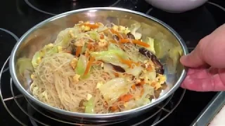 How to stirfry vermicelli (beehoon) without breaking it [English Subtitled] 炒米粉 （如何避免弄断米粉）