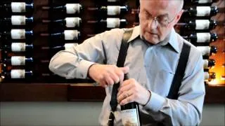 The Sommelier Way to Open a Bottle of Wine~