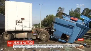 Унаслідок зіткнення двох фур на Житомирській трасі загинув водій