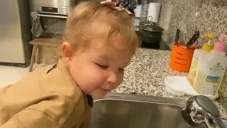 Дочь Ханны моет посуду