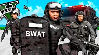 FRANKLIN, MICHAEL Y TREVOR se UNEN a LOS SWAT en GTA 5!