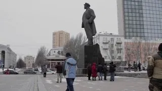 Lenin statue survives bomb plot in rebel Ukraine