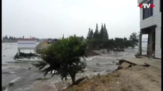 Trucks Carrying Rocks Driven into Flood to Block Dyke Breach in Hunan
