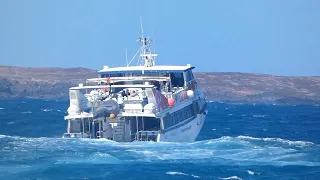 Ferry buscando la ola perfecta para salir del puerto de Orzola, Lanzarote