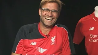 Premier League: Jürgen Klopp unterschreibt im Liverpool-Trikot