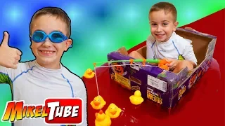 Pescamos patos en nuestro mar de Slime con un barco de cartón