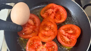 1 tomato with 1 egg! Quick breakfast in 5 minutes! Super easy and delicious recipe!