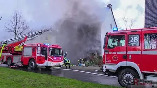 [OLDTIMER IN GARAGE IM VOLLBRAND] - Wohnhaus durch Brand in Gefahr | Feuerwehr Essen -