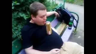 Винни пытается выпить пиво с живота )