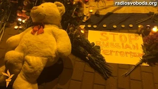 Українці несуть квіти та свічки до посольства Нідерландів