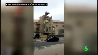 Un edificio en demolición se derrumba antes de tiempo sobre una carretera con tráfico