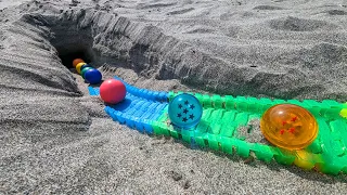 Marble run on the sandy beach ☆ Curving colorful rail & rain gutter course [Dragon Ball]