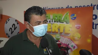 ¡Don Álvaro ganó una motocicleta jugando LOTO!