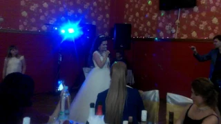 Невеста поет песню жениху на свадьбе