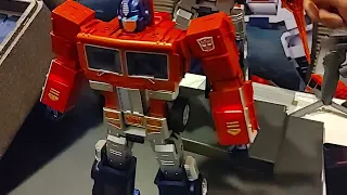 Robosen Elite Optimus Prime Display At TFCon Chicago 2022